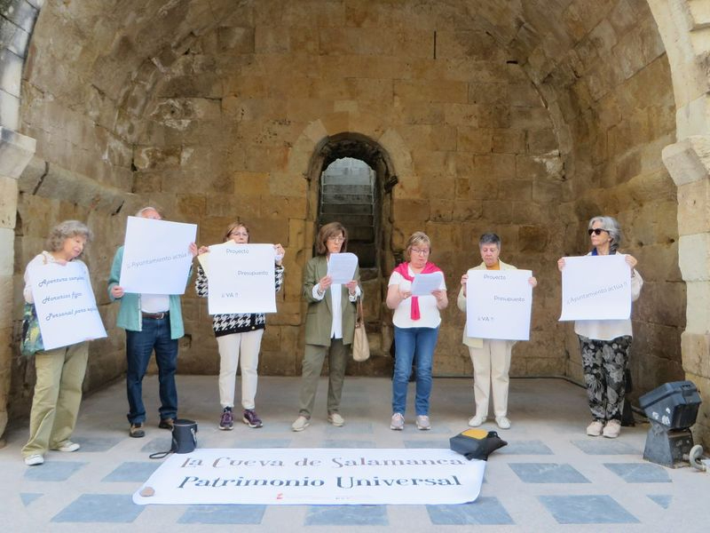Apelan a que la Junta y el Gobierno actúen ante la indiferencia del Ayuntamiento con la Cueva de Salamanca