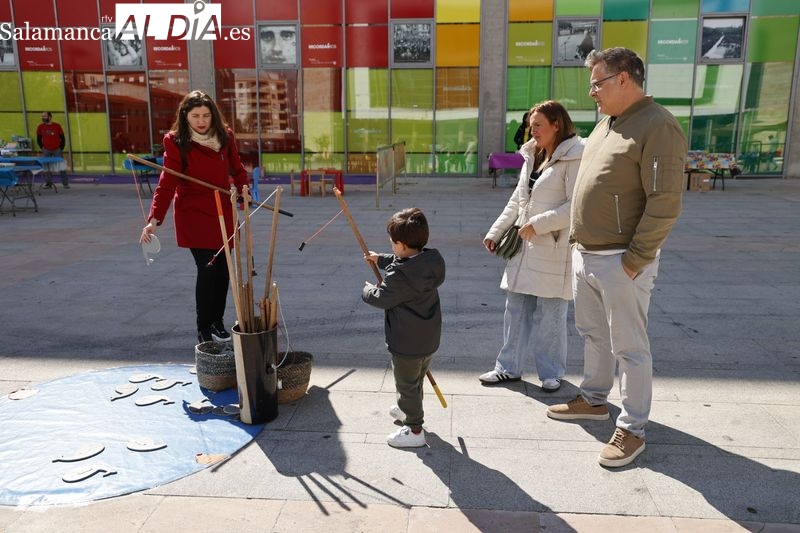 Pequeños y mayores se divierten en la plaza de la Concordia de Salamanca