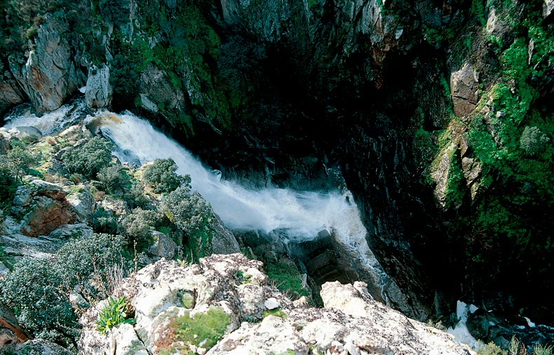 El edificio San Nicolás acoge en Vitigudino la exposición Cascadas y saltos de agua de la provincia de Salamanca