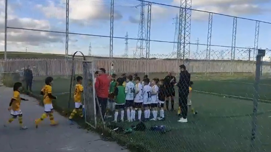 El precioso gesto en el fútbol base: el Salamanca UDS le hace el pasillo a Unionistas en la categoría benjamín