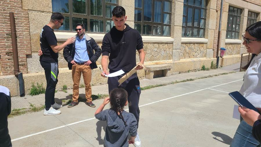 Jugadores de Unionistas visitan el CRA Fuenteguinaldo-Azaba