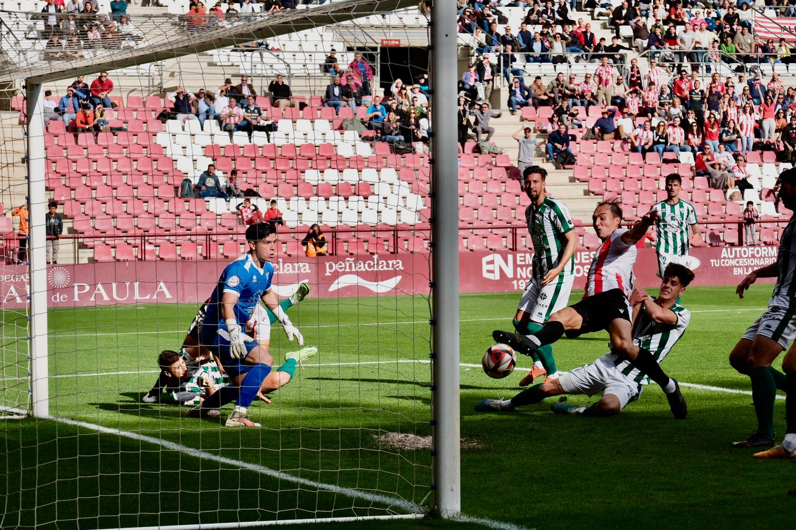 El CD Guijuelo no aprovecha una expulsión en el minuto 1 y dice adiós al sueño del ascenso en Las Gaunas (1-0)
