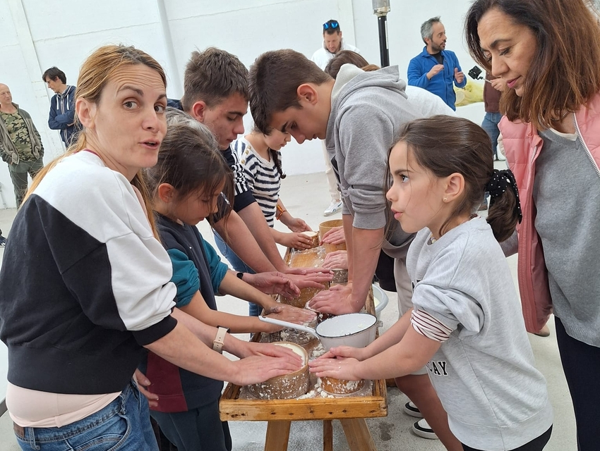Pequeños y mayores recuerdan en Campo de Ledesma cómo se hacía el queso en cada pueblo