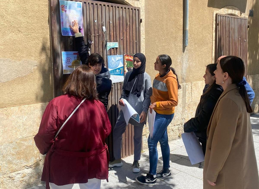 Alumnos del Fray Diego pegan por las calles carteles sobre hábitos saludables