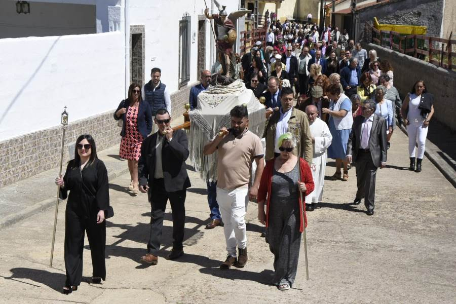 Bocacara arranca sus fiestas patronales procesionando a San Miguel Arcángel