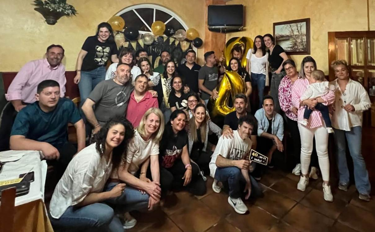 Familiares y amigos le dan una sorpresa a Laura Méndez por su cumpleaños