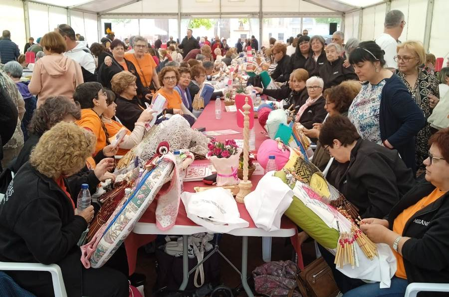 Encajeras de Miróbriga, Guinaldo y La Fuente acuden a una Feria en Medina del Campo