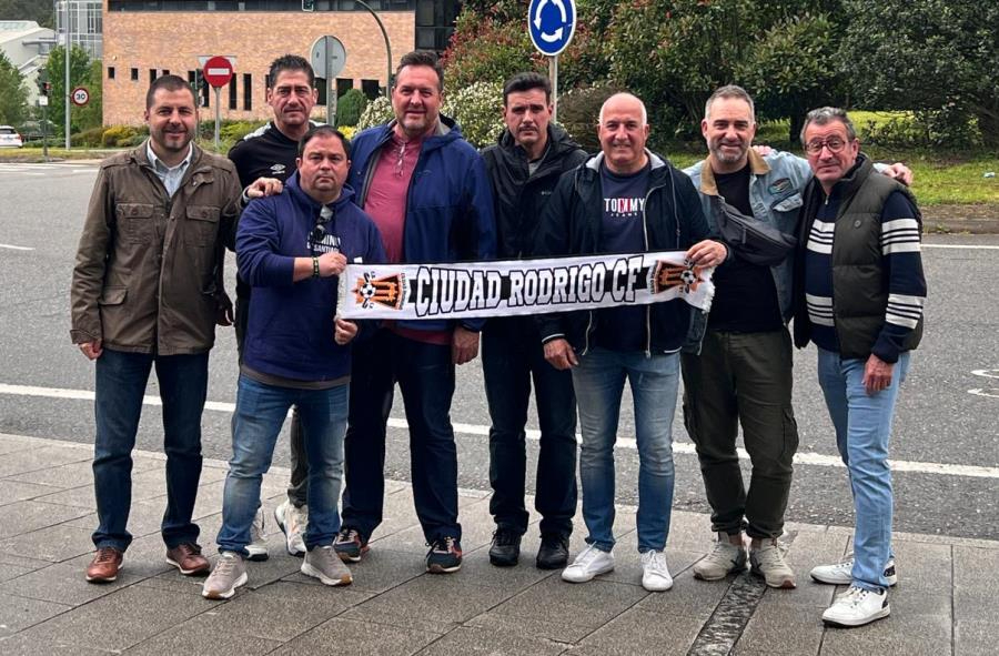 El escudo del Ciudad Rodrigo CF luce en Santiago dentro de una promesa por el título de Liga