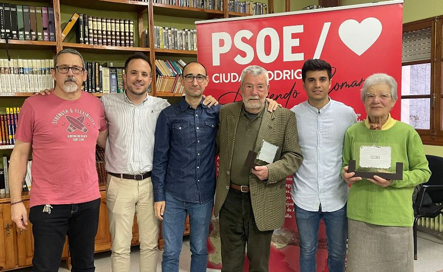 El PSOE homenajea en Navasfrías a Celso y Tina
