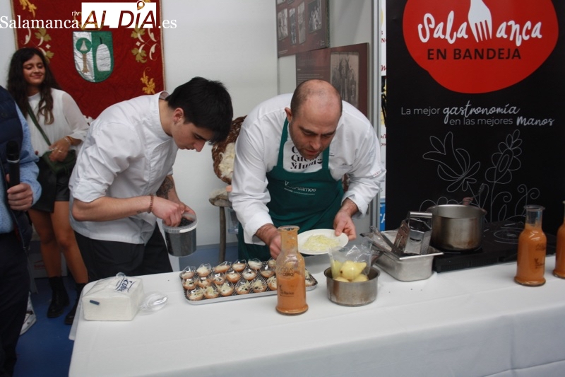 Helio Flores ofrece un llamativo showcooking con productos macoteranos en la XVI Feria Agroalimentaria