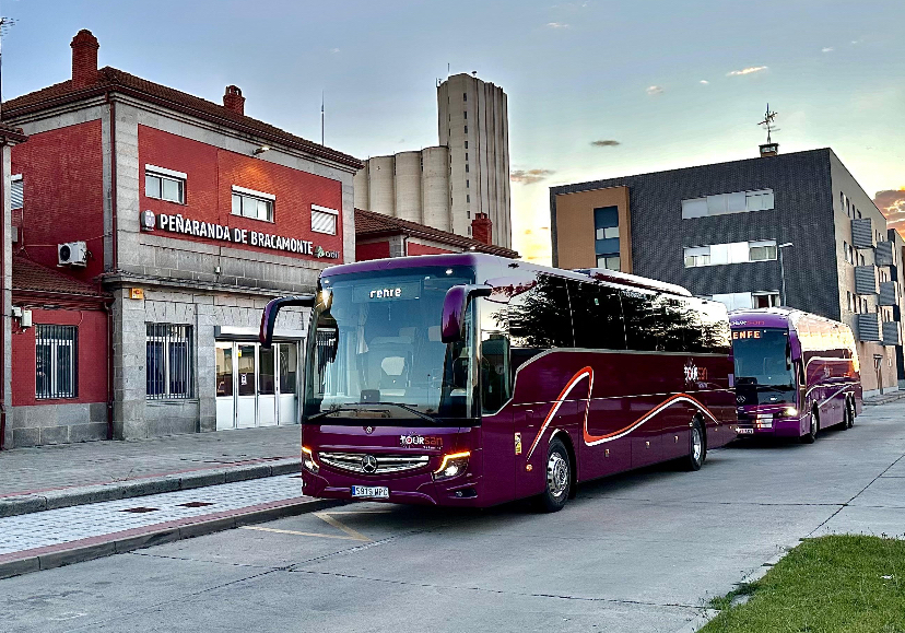 Dos autobuses peñarandinos trasladan al más de medio centenar de pasajeros afectados en Ávila por la avería del tren en la ciudad