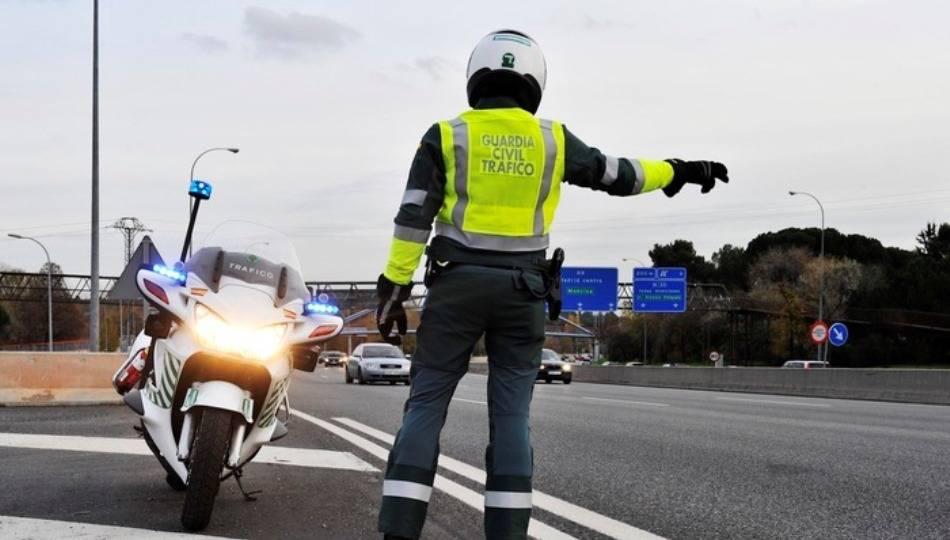 La Guardia Civil de Tráfico de Peñaranda detiene a un alemán que conducía una furgoneta robada en Alemania