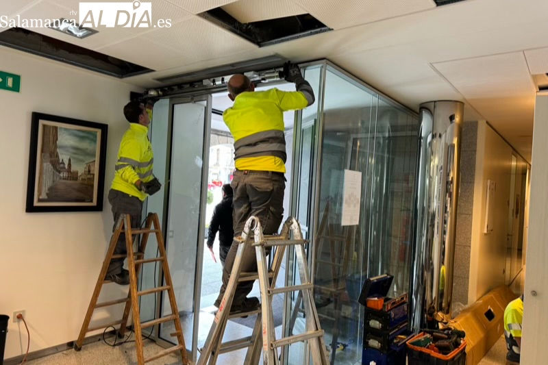 Comienza la instalación de las nuevas puertas automáticas de acceso a las oficinas del Ayuntamiento
