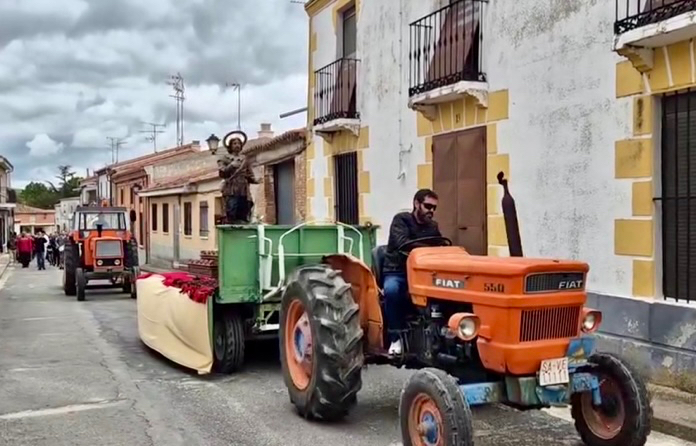 Agricultores y vecinos de Santiago de la Puebla escoltan a San Isidro en su esperada procesión en tractor 