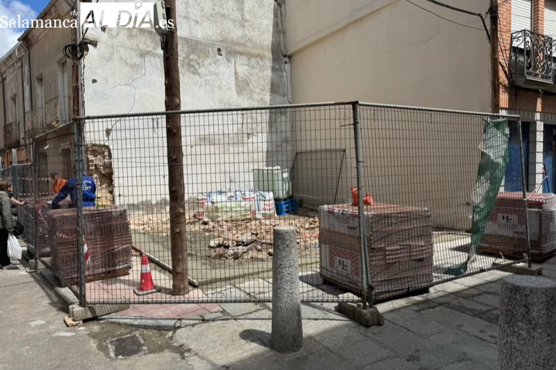 Doble trabajo en la calle Felix Mesonero: Comienza la construcción de un muro en el solar y la sustitución de la tubería de aguas reventada 