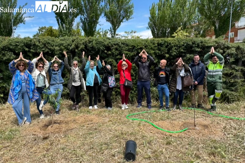 La plantación de dos árboles frutales despiden el primer y exitoso curso municipal de Yoga