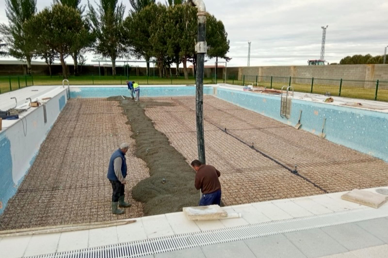 Villoria trabaja en la reforma de su piscina grande y mejora su accesibilidad con la instalación de una silla adaptada