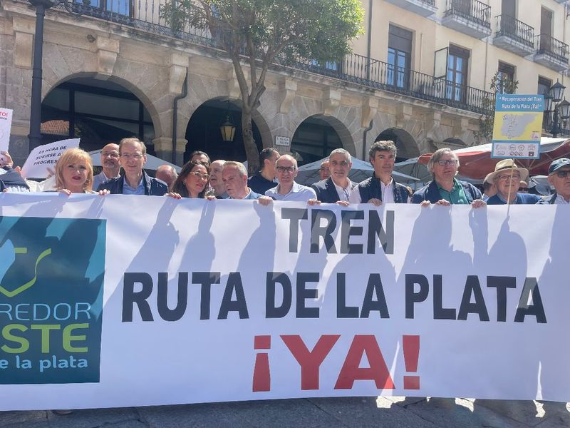 El presidente de la Diputación de Salamanca reclama en Zamora la recuperación del tren Ruta de la Plata