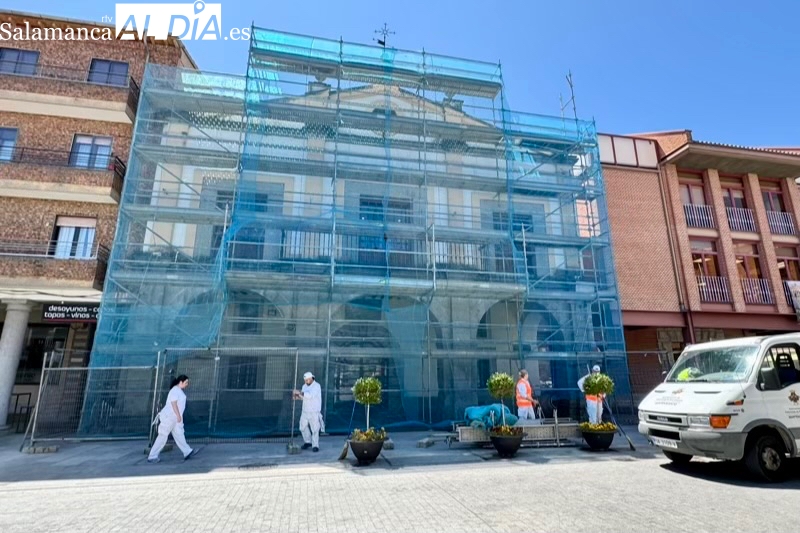 Los integrantes del programa ‘Pinta Cultura Peñaranda’ arrancan el pintado total de la fachada del CDS