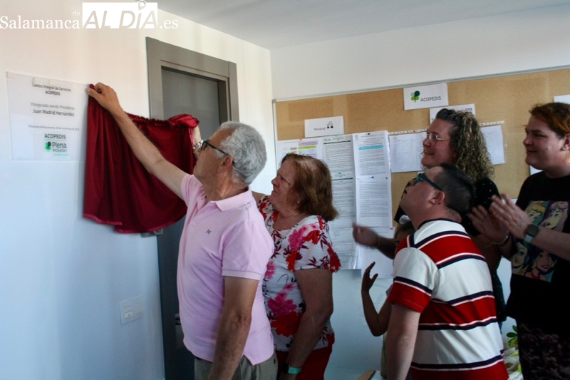 Acopedis recuerda para siempre a Juan Madrid con una placa homenaje