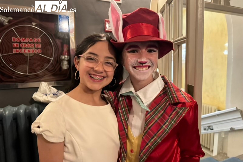 Un patio de butacas abarrotado recibe la esperada función solidaria de los alumnos del Colegio La Encarnación