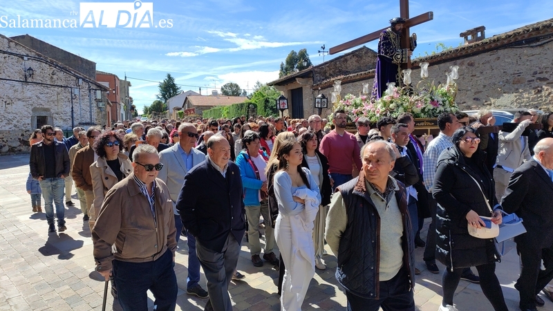 Emoción en San Felices de los Gallegos durante la procesión del Cordero en las fiestas de Santa Cruz
