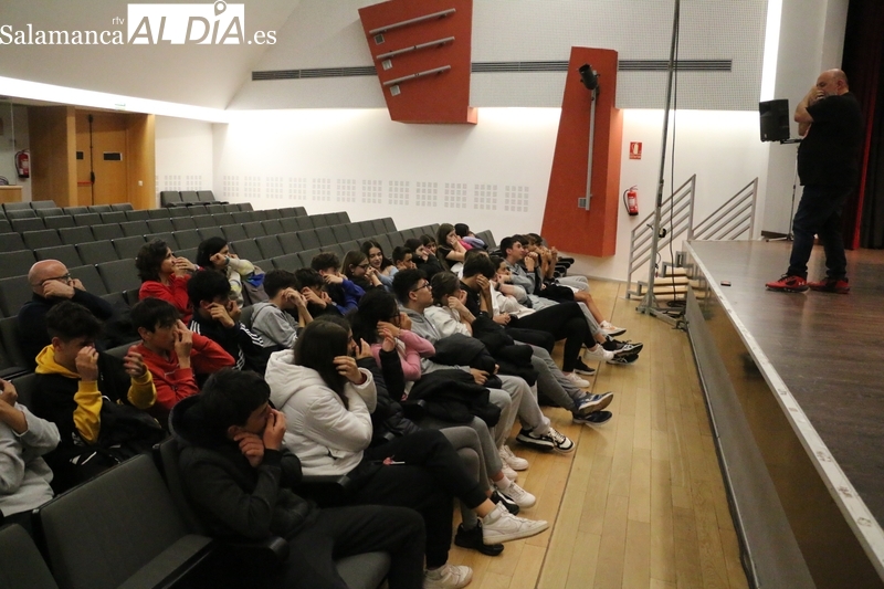 Alumnos del IES Ramos del Manzano asisten en Vitigudino a los monólogos para adolescentes de Félix Albo