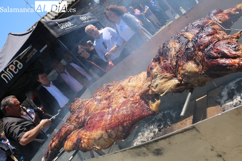 Mañueco muestra su apoyo al vacuno de carne en la jornada celebrada en Peralejos de Abajo