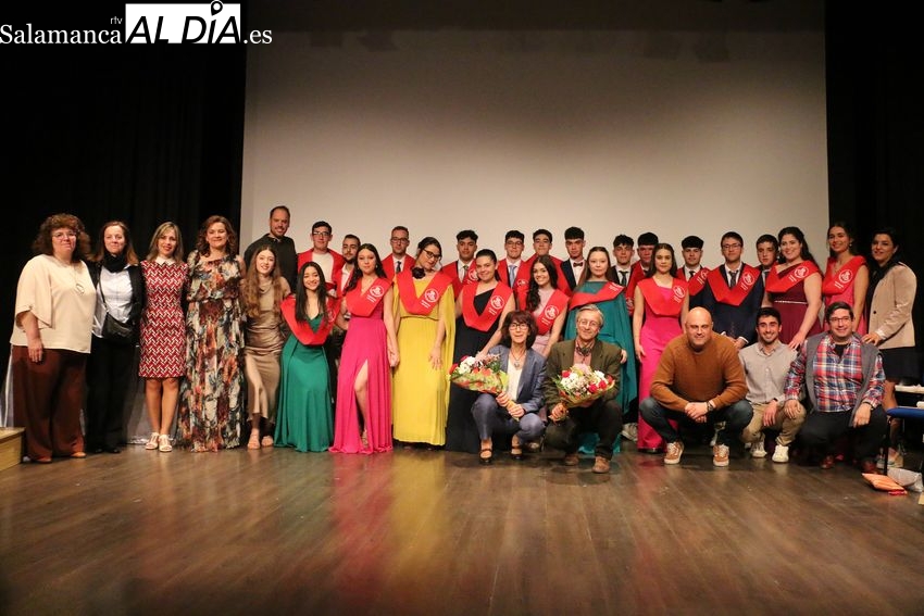 El IES Ramos del Manzano entrega en Vitigudino las becas y bandas a 21 bachilleres y profesionales