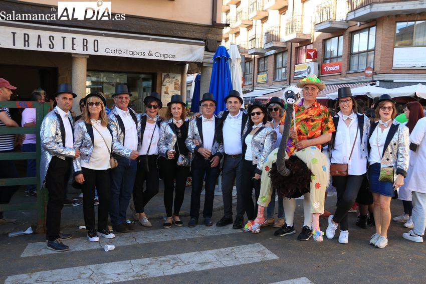 Las peñas ponen colorido y animación en las calles de Vitigudino durante el día grande del Corpus