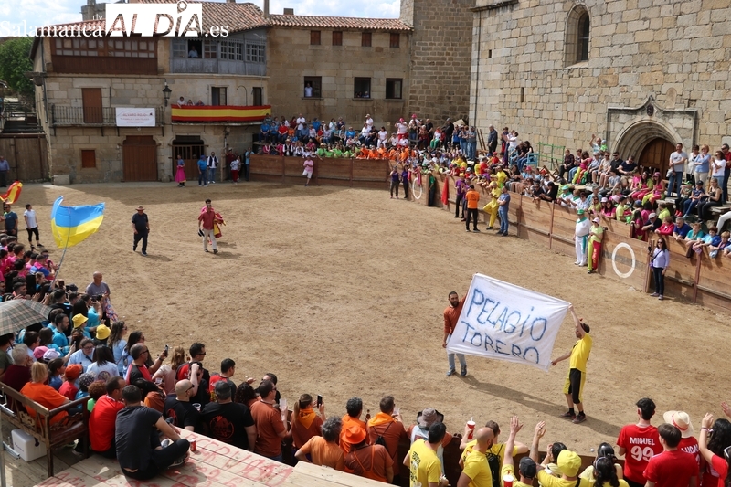 Las peñas dan el pistoletazo de salida a las fiestas del Noveno con un bullicioso desfile en San Felices de los Gallegos