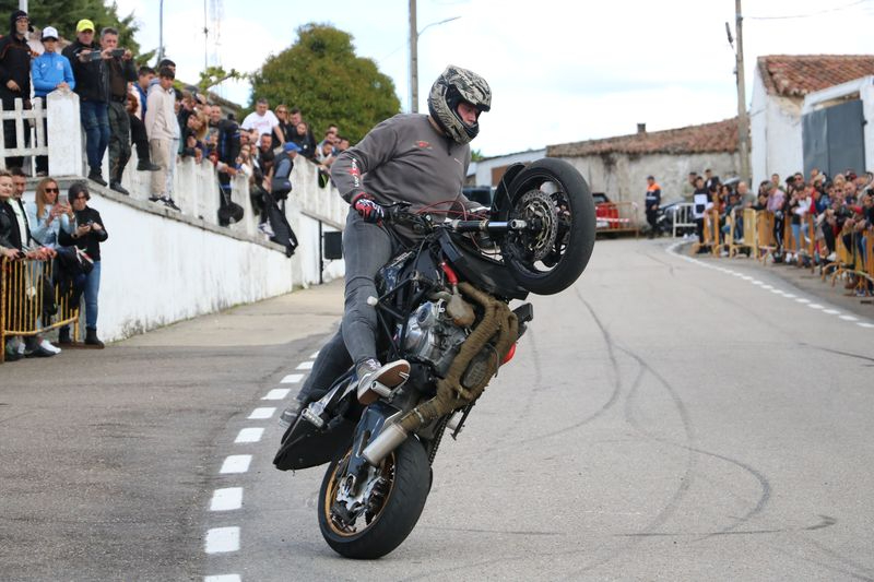 Cientos de aficionados a las dos ruedas vibran en Cipérez con una exhibición de acrobacias