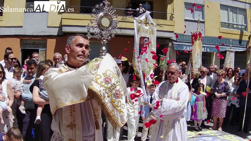 El Santísimo recibe en Vitigudino hasta diez niños en los dos altares de la procesión del Corpus