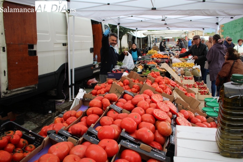 El mercadillo de Trabanca aprovecha los últimos coletazos del puente del 2 de mayo
