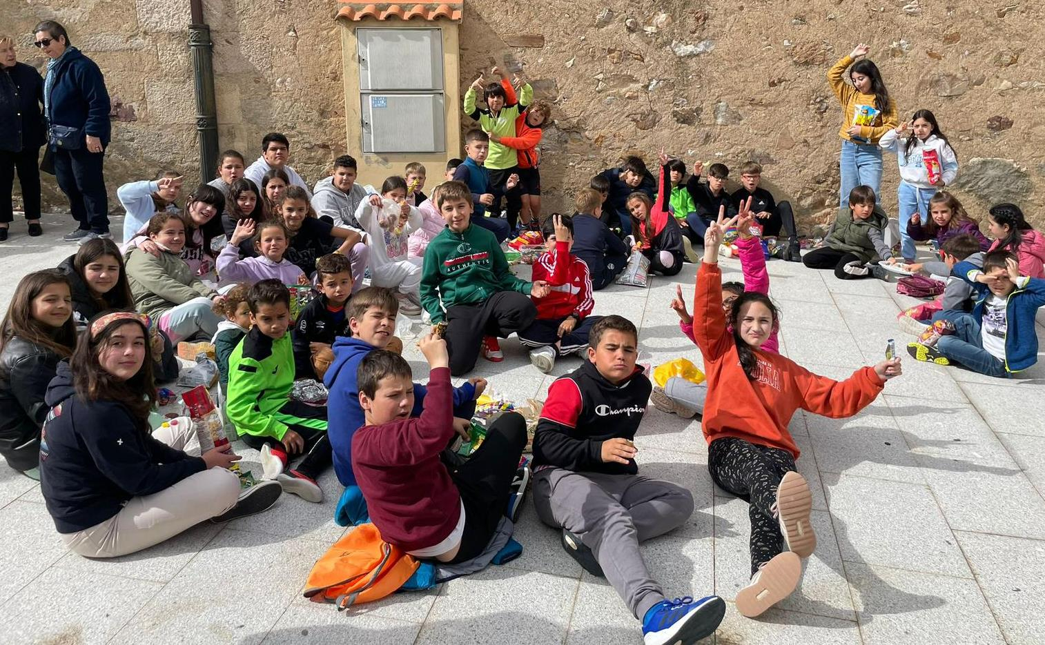 Finaliza con una ofrenda floral el curso de Catequesis de La Fuente, Muñoz y Boada