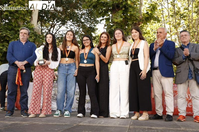 Las mirobrigenses campeonas de los Juegos Escolares de Voleibol recogen sus trofeos