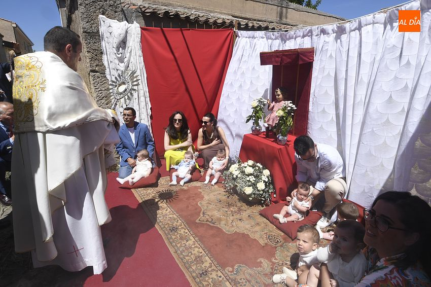 Un sol radiante engrandece la solemne procesión del Jueves de Corpus en La Fuente