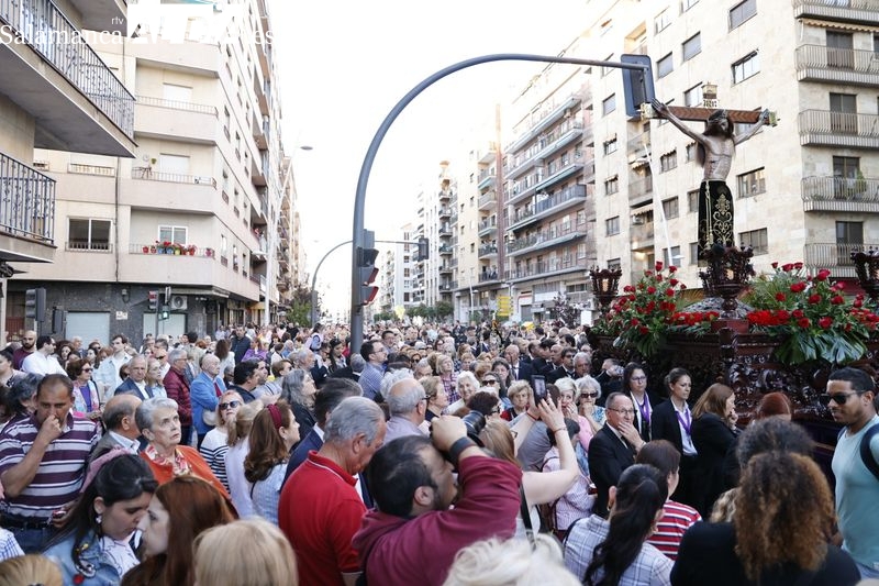 Multitudinaria y emotiva procesión del Cristo de los Milagros en Salamanca