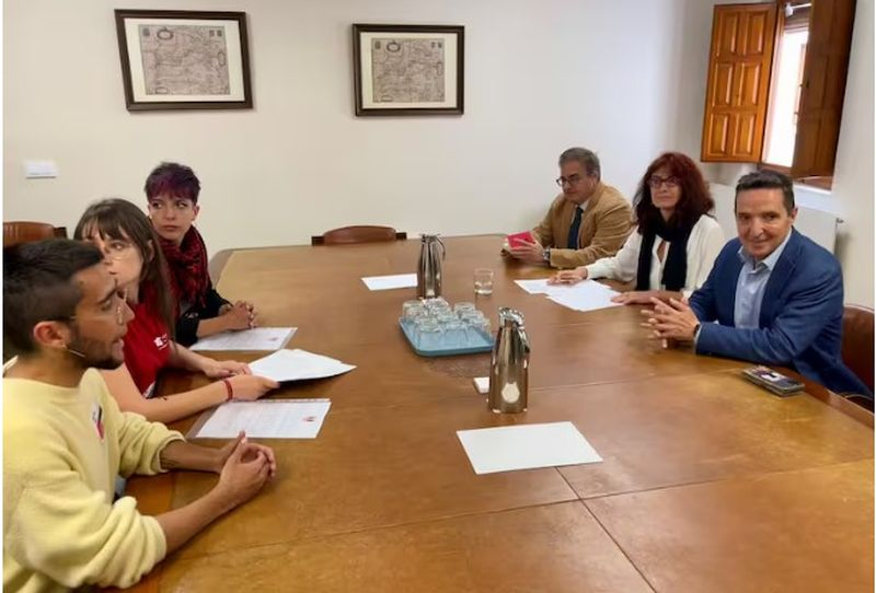 Corchado se estrena como rector recibiendo a los estudiantes de la acampada por Palestina