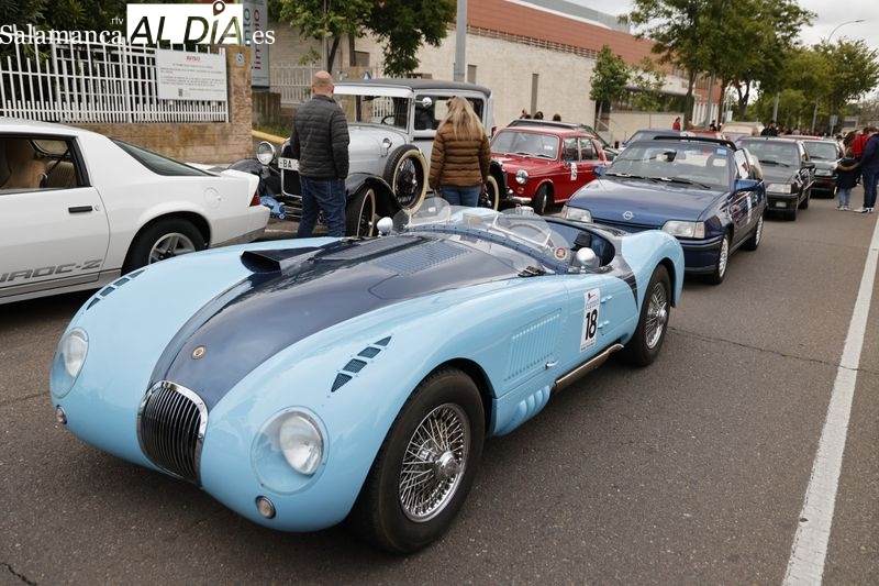 Decenas de vehículos históricos rinden homenaje a la Policía Local en un rally urbano
