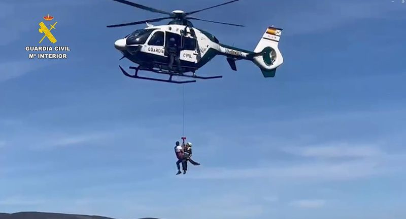 Rescatado en helicóptero tras caer con su vehículo por la ladera de una montaña