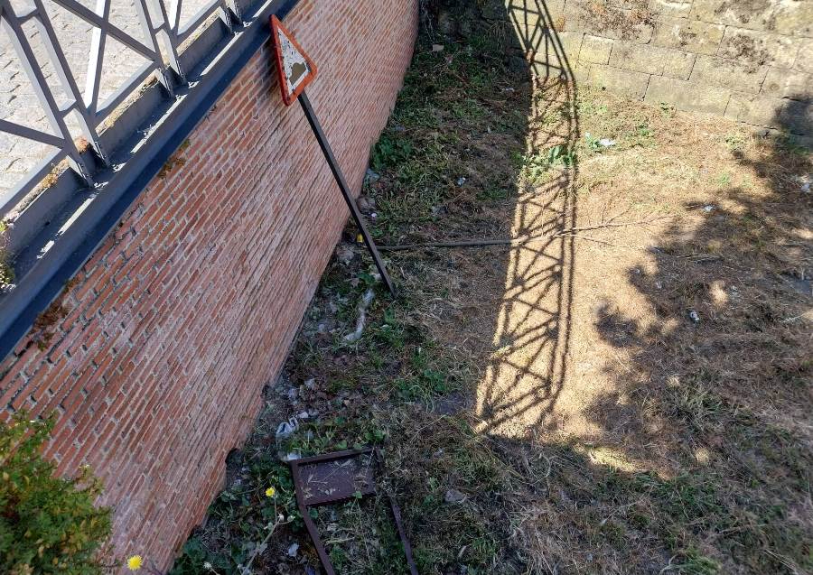 Arrojados al foso de Yurramendi una señal de tráfico y un panel de advertencia