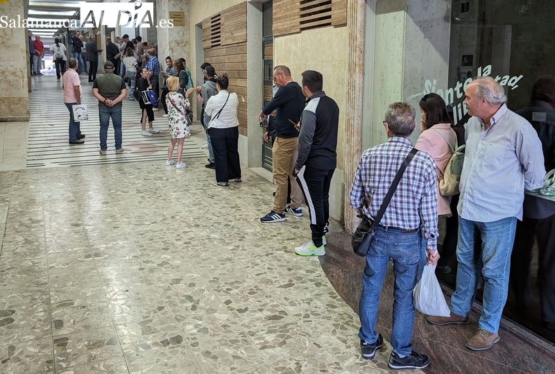 Colas en la Boutique del Salamanca UDS para comprar entradas para el partido en Tordesillas