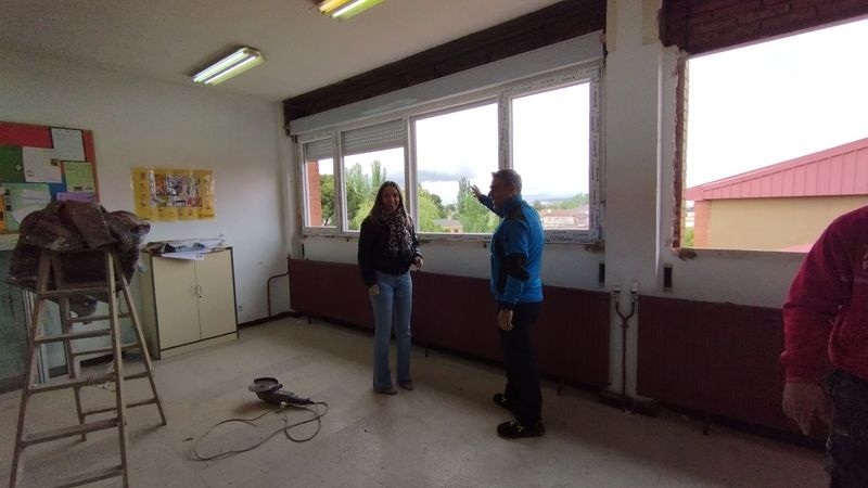 Comienzan las obras de sustitución de seis ventanas en el Colegio Miguel Hernández de Santa Marta