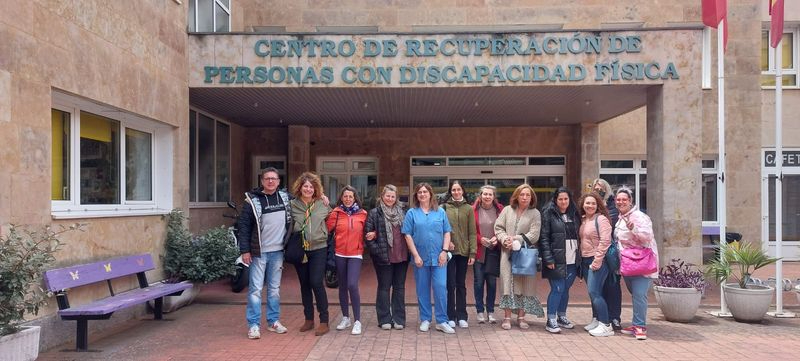 Futuras profesionales de Atención Sociosanitaria visitan el Centro de Recuperación de Personas con Discapacidad Física 