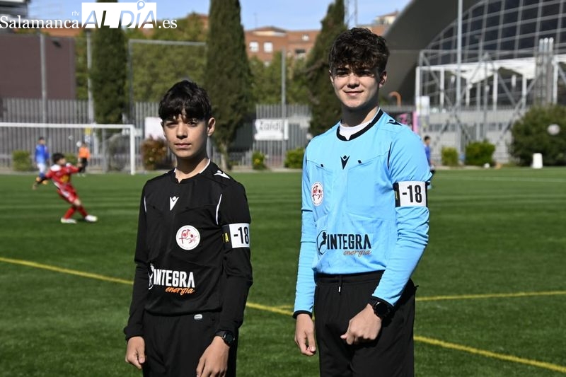 Los árbitros menores de edad estrenan en Salamanca los brazaletes blancos como medida ante cualquier tipo de violencia verbal o física