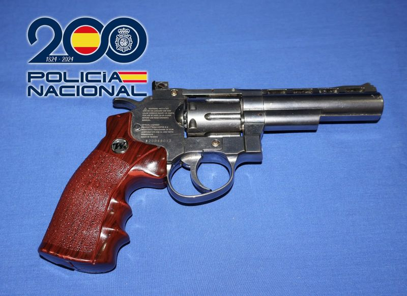 Amenaza con una pistola a su compañera de piso junto al Bulevar de la Milagrosa