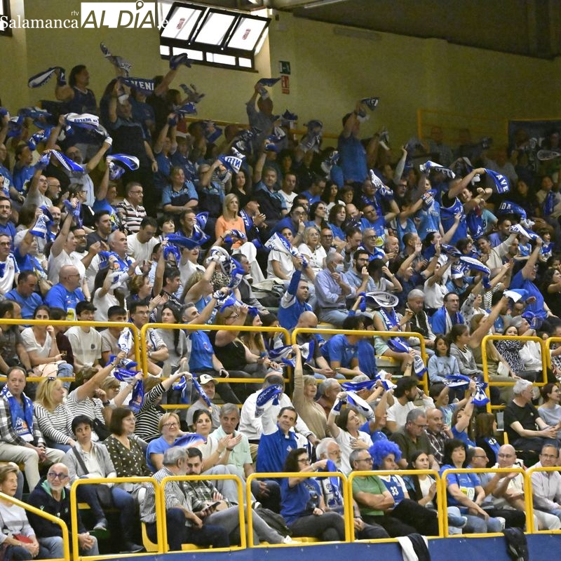 Lleno a reventar de la Marea Azul en Würzburg para empujar al Perfumerías Avenida a lograr ser campeón de Liga