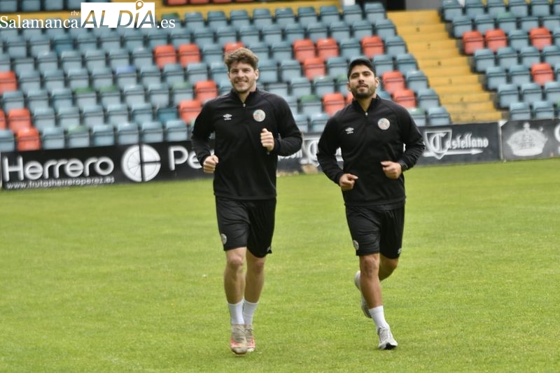 Amaro, al margen con el Salamanca UDS sobre el césped del Helmántico en el primer entrenamiento para el playoff