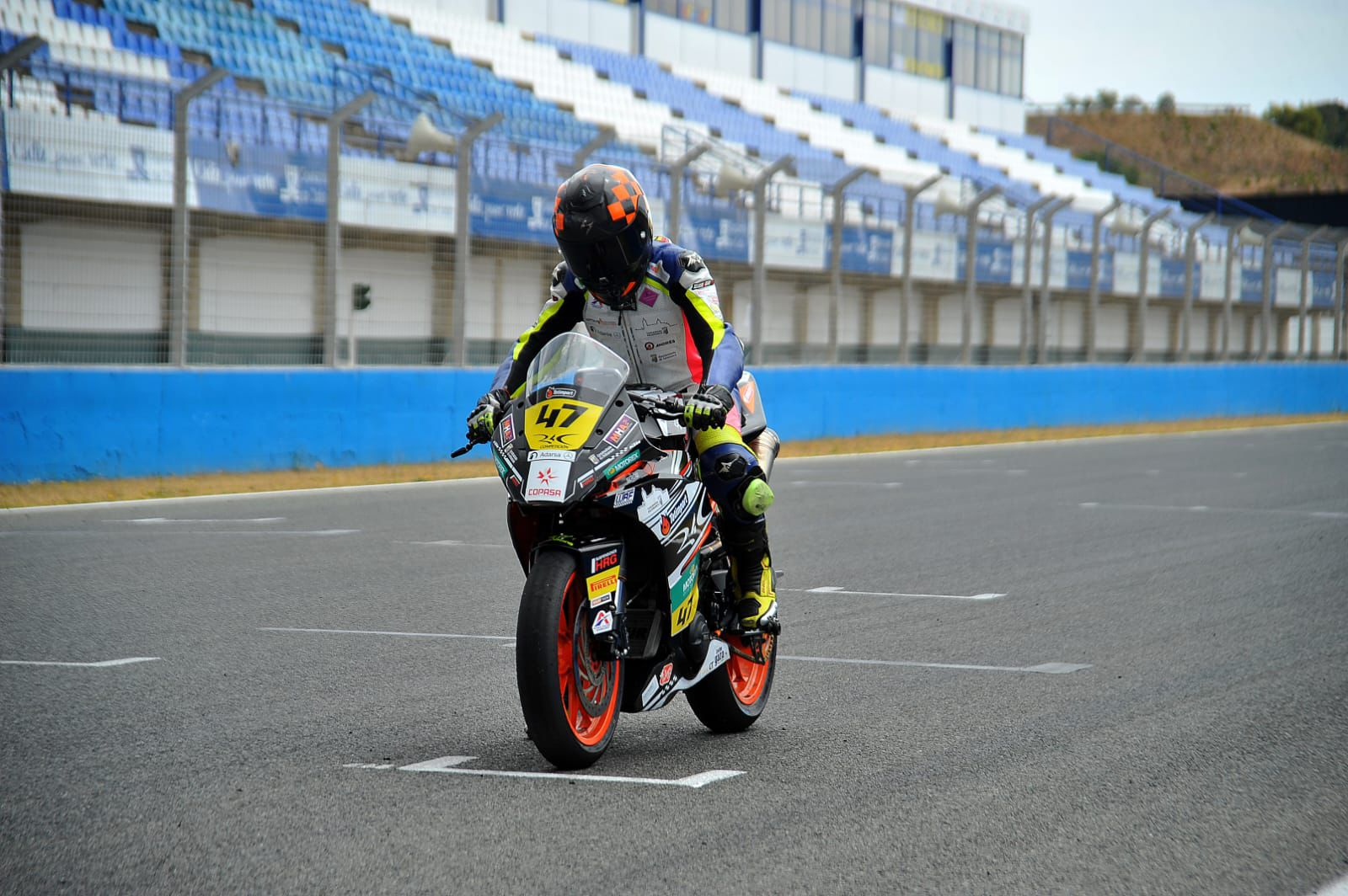 El piloto Sergio Verdugo se prepara para subirse a la moto en el Ángel Nieto de Jerez gracias a la Copa de España de Velocidad